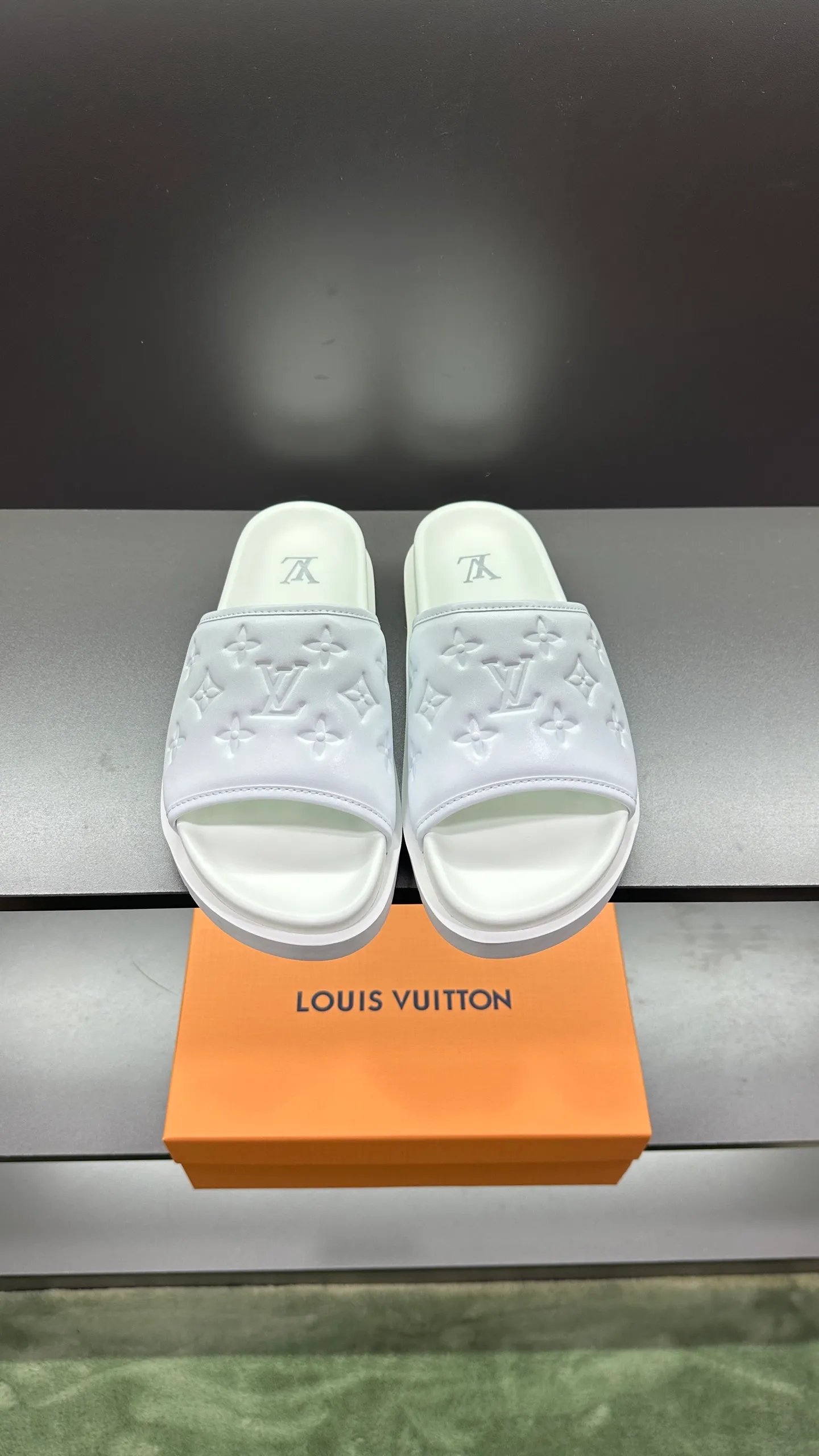 [L Home] P: 300💰Size: 38-45 Top purchasing lv men's summer slippers, classic presbyopia with soft real leather lining, unique color splicing effect, distinctive personality, fashionable and trendy essential style, light and comfortable. Lightweight and tough rubber insole, micro ridged foam outsole, super comfortable!